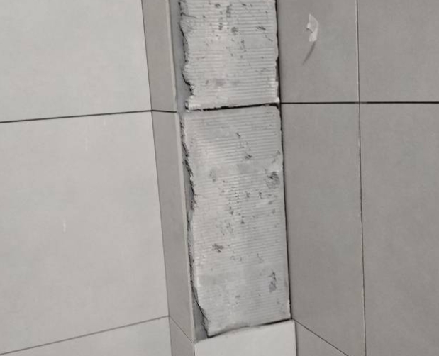顺义瓷砖空鼓维修公司分享下瓷砖施工前基层浇水润湿程度不足，可能导致以下问题